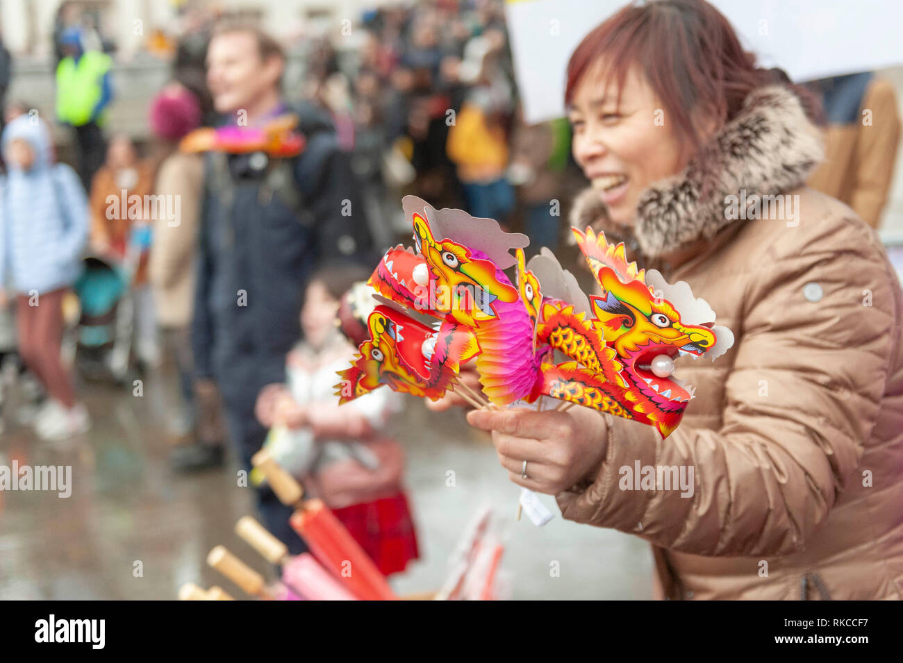 Londres, Royaume-Uni. 10 fév, 2019. Dragons chinois et des nouveautés en vente sur Trafalgar Square à Londres, Angleterre, Royaume-Uni., pendant les célébrations du Nouvel An chinois. Crédit : Ian Laker/Alamy Live News. Banque D'Images