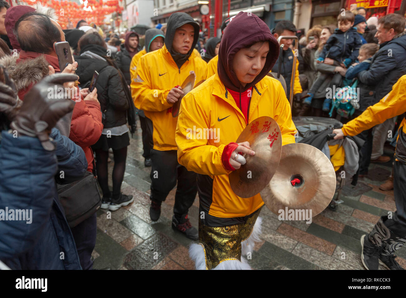 Londres, Royaume-Uni. 10 fév, 2019. Parade des cymbales près de Leicester Square à Londres, Angleterre, Royaume-Uni., pendant les célébrations du Nouvel An chinois. Crédit : Ian Laker/Alamy Live News. Banque D'Images