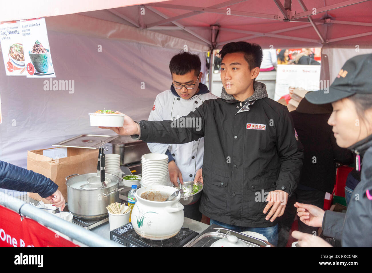Londres, Royaume-Uni. 10 fév, 2019. L'alimentation de rue chinois sur Trafalgar Square à Londres, Angleterre, Royaume-Uni., pendant les célébrations du Nouvel An chinois. Crédit : Ian Laker/Alamy Live News. Banque D'Images