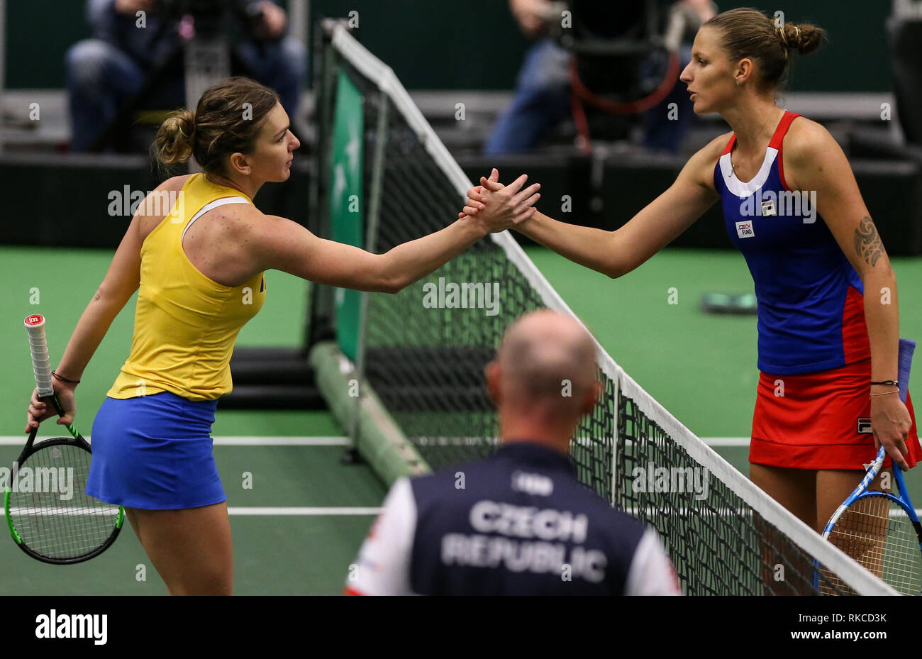Ostrava, République tchèque. 10 fév, 2019. Tennis : Simona (à gauche), serre la main avec Karolina Pliskova de la République tchèque après la Fed Cup World Group, 1er tour, entre la République tchèque et la Roumanie, à Ostrava, en République tchèque, le 10 février 2019. Crédit : Petr Sznapka/CTK Photo/Alamy Live News Banque D'Images
