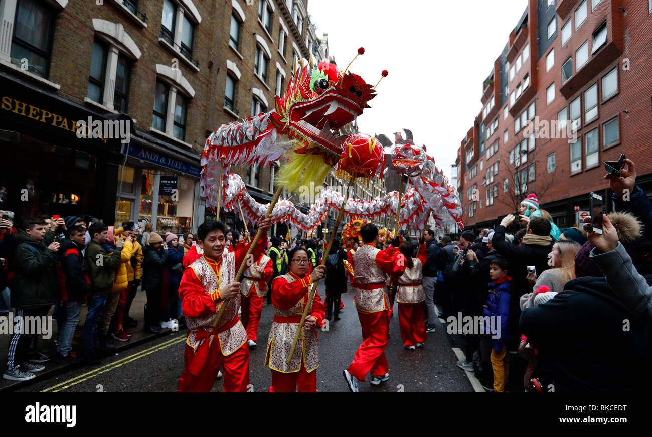 (190210) -- Londres, le 10 février 2019 (Xinhua) -- les gens font la danse du dragon lors d'un défilé du Nouvel An lunaire chinois à Londres, Grande-Bretagne, le 10 février, 2019. Londres a accueilli le dimanche l'une des plus grandes célébrations du Nouvel An chinois à l'extérieur de l'Asie, dessin de dizaines de milliers de visiteurs en plein cœur de la capitale britannique pour partager la joie. La célébration a commencé par un grand défilé avec 30 équipes dont une équipe de Lion et de Dragon chinois, un bus à impériale de Londres et une variété de streaming flotte dans les rues de Trafalgar Square, via Ouest fin avant d'atteindre sa destination finale Banque D'Images