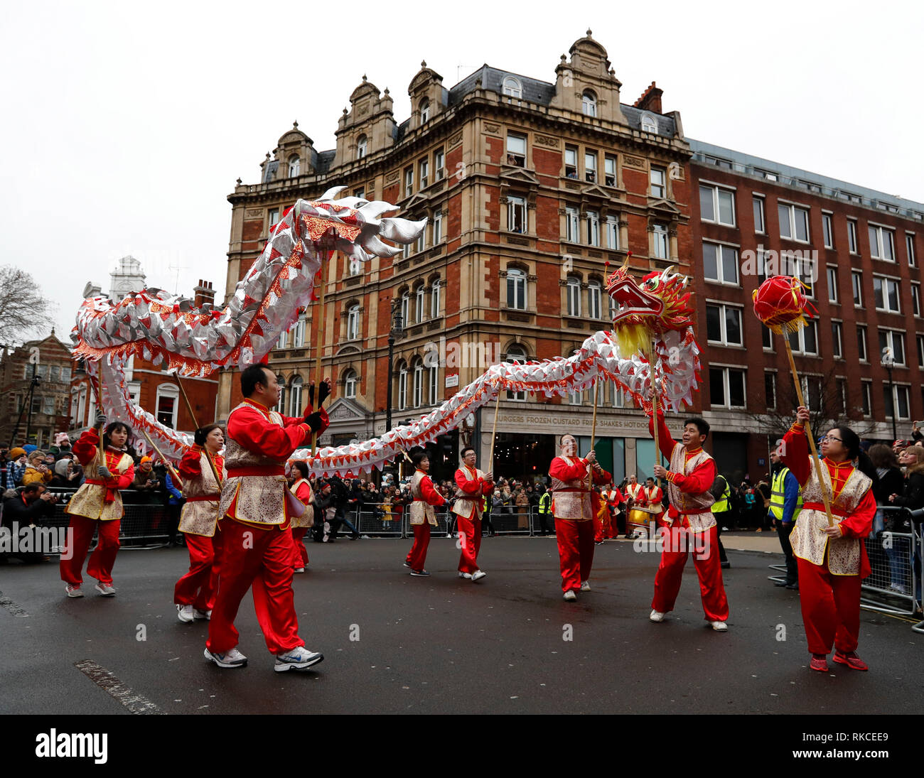 (190210) -- Londres, le 10 février 2019 (Xinhua) -- les gens font la danse du dragon lors d'un défilé du Nouvel An lunaire chinois à Londres, Grande-Bretagne, le 10 février, 2019. Londres a accueilli le dimanche l'une des plus grandes célébrations du Nouvel An chinois à l'extérieur de l'Asie, dessin de dizaines de milliers de visiteurs en plein cœur de la capitale britannique pour partager la joie. La célébration a commencé par un grand défilé avec 30 équipes dont une équipe de Lion et de Dragon chinois, un bus à impériale de Londres et une variété de streaming flotte dans les rues de Trafalgar Square, via Ouest fin avant d'atteindre sa destination finale Banque D'Images