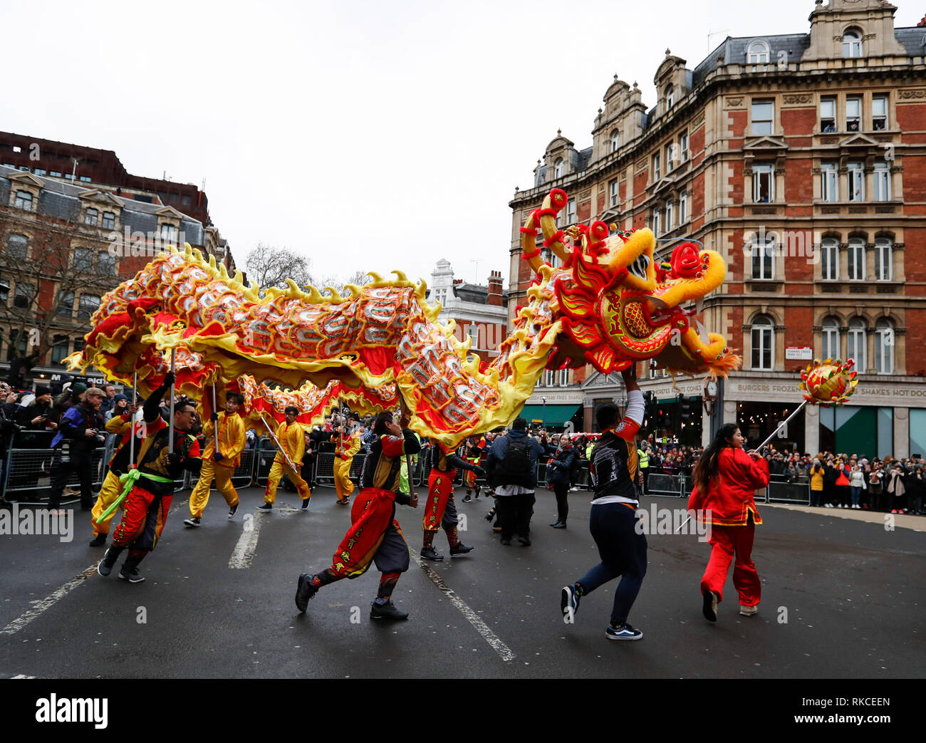 (190210) -- Londres, le 10 février 2019 (Xinhua) -- les gens font la danse du dragon lors d'un défilé du Nouvel An lunaire chinois à Londres, Grande-Bretagne, le 10 février, 2019. Londres a accueilli le dimanche l'une des plus grandes célébrations du Nouvel An chinois à l'extérieur de l'Asie, dessin de dizaines de milliers de visiteurs en plein cœur de la capitale britannique pour partager la joie. La célébration a commencé par un grand défilé avec 30 équipes dont une équipe de Lion et de Dragon chinois, un bus à impériale de Londres et une variété de streaming flotte dans les rues de Trafalgar Square, via Ouest fin avant d'atteindre sa destination finale Banque D'Images
