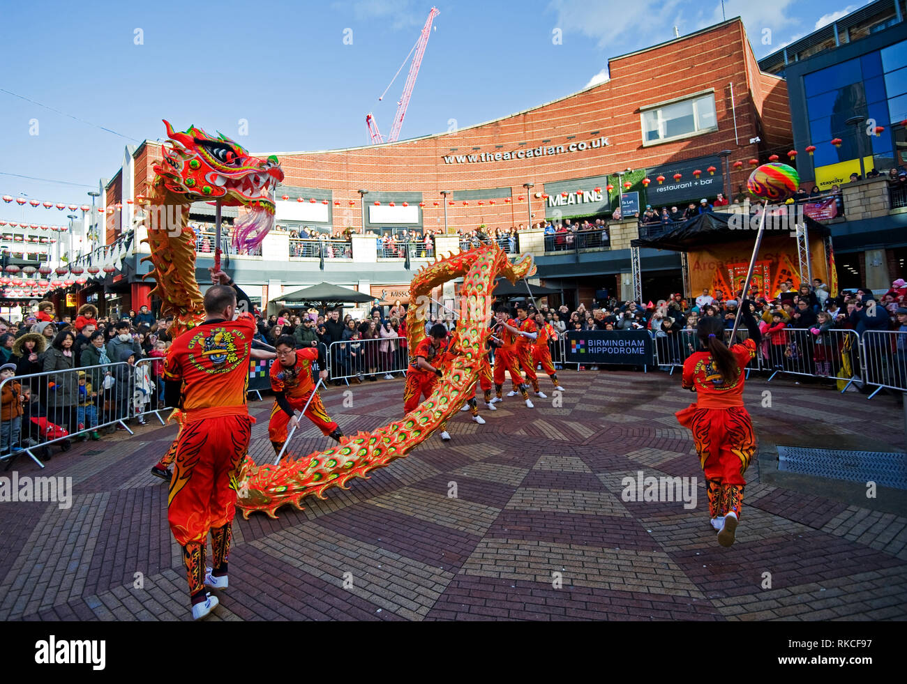 Birmingham, Royaume-Uni. 10 février 2019. Fête du nouvel an chinois 2019. Les membres de l'équipe Choy Lee Fut qui exécutent la danse du Dragon en combinant la couleur et la musique pour créer une représentation spectaculaire pour la foule rassemblée au Centre Arcadian de Birmingham, Royaume-Uni, le 09 février 2019. Credit: NexusPix/Alay Live News Banque D'Images