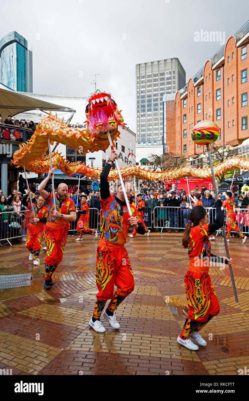 Birmingham, Royaume-Uni. 10 février 2019. Fête du nouvel an chinois 2019. Un dragon de papier est considéré comme un membre de l'équipe Choy Lee Fut qui exécute la danse du Dragon en combinant la couleur et la musique pour créer une représentation spectaculaire pour la foule rassemblée au Centre Arcadian de Birmingham, Royaume-Uni, le 09 février 2019. Le dragon est souvent dirigé par une personne tenant un objet sphérique représentant une perle. Credit: NexusPix/Alay Live News Banque D'Images