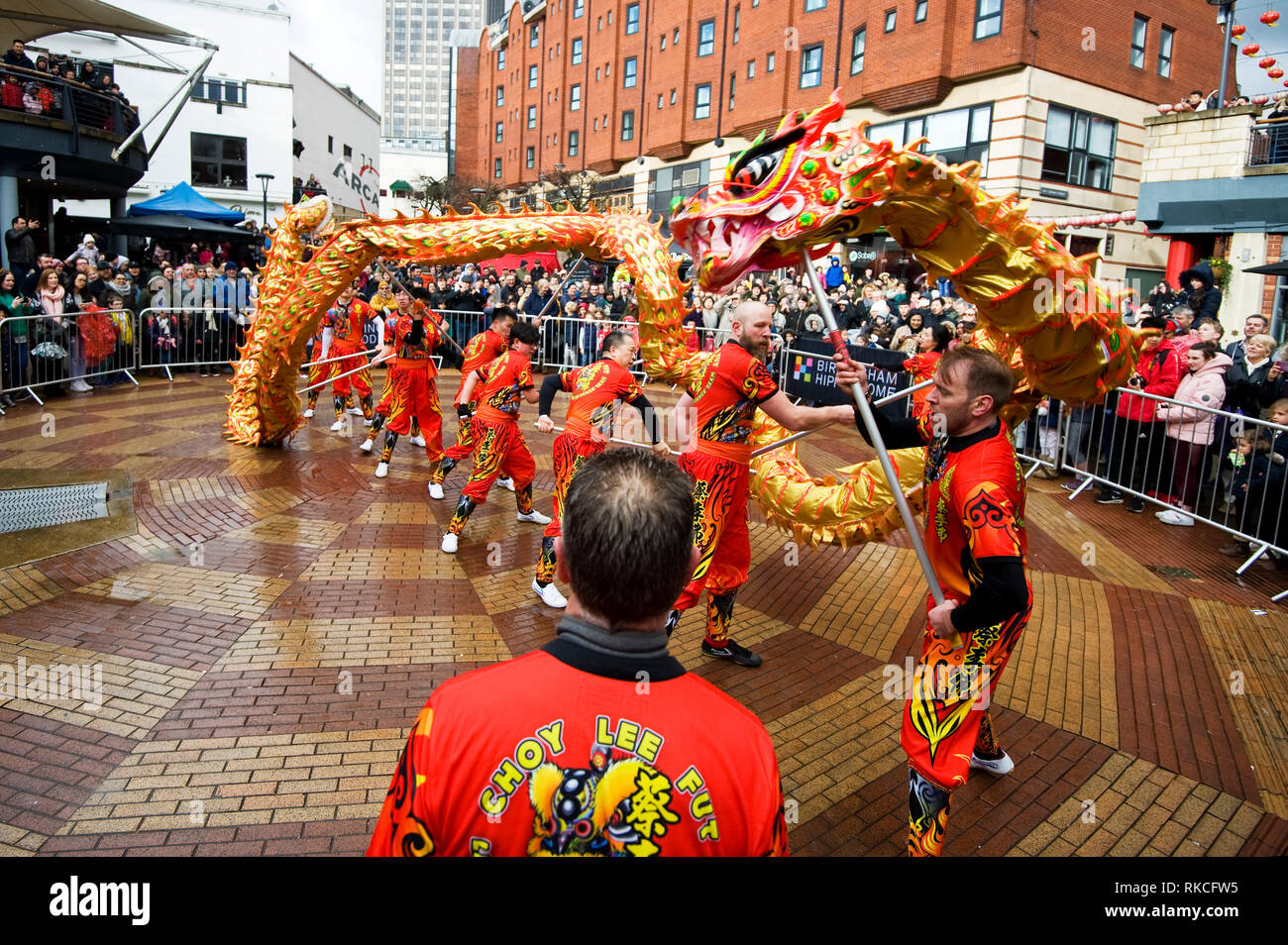 Birmingham, Royaume-Uni. 10 février 2019. Fête du nouvel an chinois 2019. Un dragon de papier est considéré comme un membre de l'équipe Choy Lee Fut qui exécute la danse du Dragon en combinant la couleur et la musique pour créer une représentation spectaculaire pour la foule rassemblée au Centre Arcadian de Birmingham, Royaume-Uni, le 09 février 2019. Le dragon est souvent dirigé par une personne tenant un objet sphérique représentant une perle. Credit: NexusPix/Alay Live News Banque D'Images