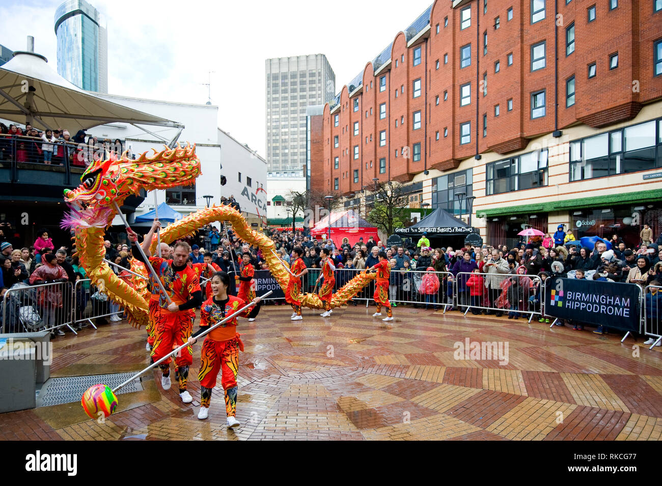Birmingham, Royaume-Uni. 10 février 2019. Fête du nouvel an chinois 2019. Un dragon de papier est considéré comme un membre de l'équipe Choy Lee Fut qui exécute la danse du Dragon en combinant la couleur et la musique pour créer une représentation spectaculaire pour la foule rassemblée au Centre Arcadian de Birmingham, Royaume-Uni, le 09 février 2019. Le dragon est souvent dirigé par une personne tenant un objet sphérique représentant une perle. Credit: NexusPix/Alay Live News Banque D'Images