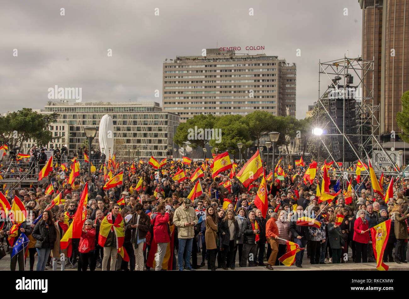 Les protestataires sont vus holding flags lors de la manifestation. Des milliers de citoyens espagnols ont protesté à Place Colon à Madrid contre le gouvernement de Pedro Sánchez, demande d'une élection. Banque D'Images