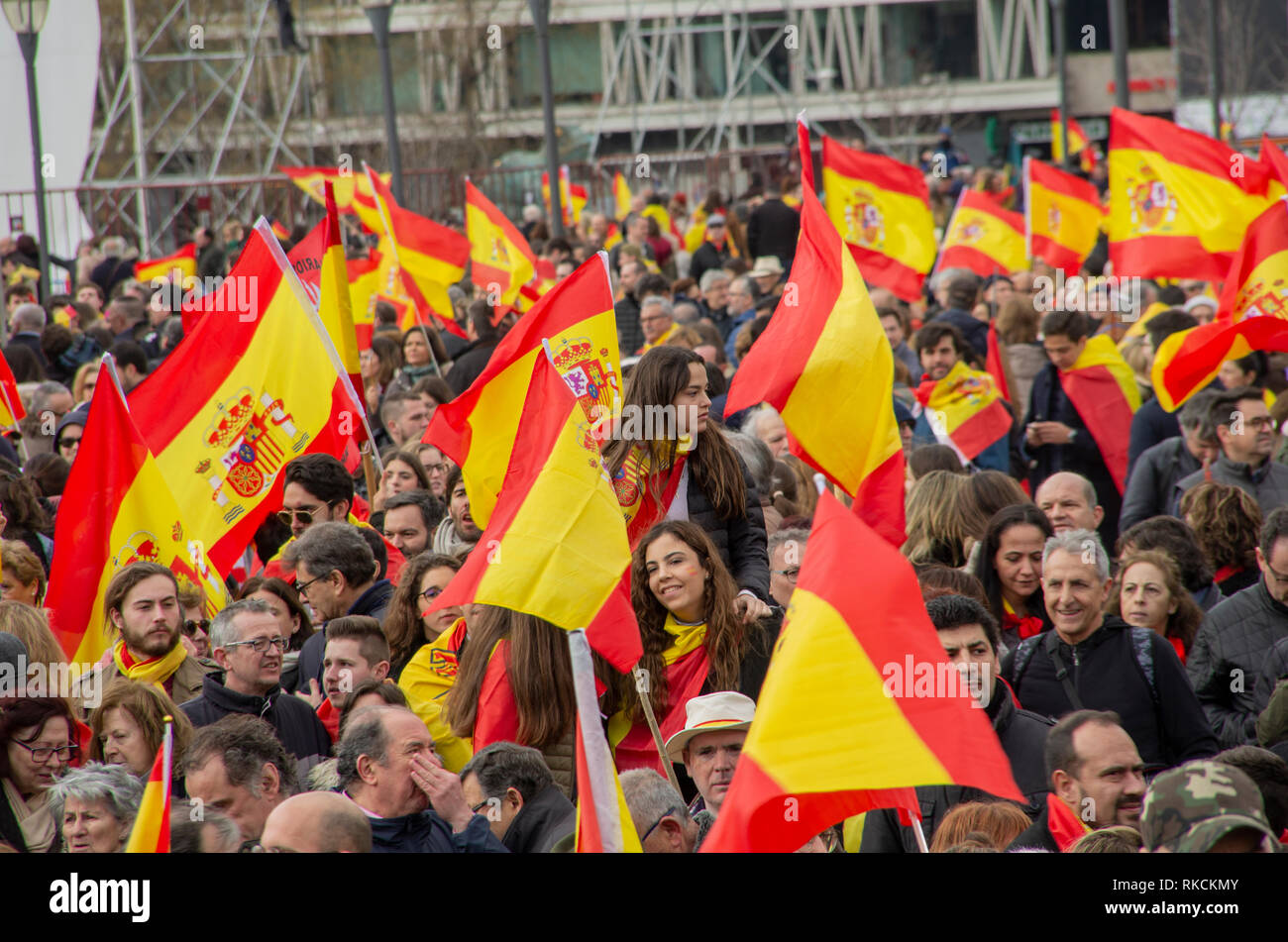 Les protestataires sont vus holding flags lors de la manifestation. Des milliers de citoyens espagnols ont protesté à Place Colon à Madrid contre le gouvernement de Pedro Sánchez, demande d'une élection. Banque D'Images