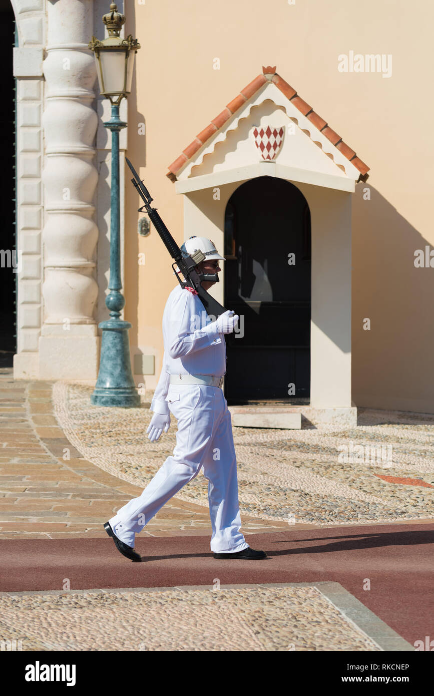 MONACO - 22 octobre 2017 : garde en face des Princes' Palace, la résidence officielle du Prince de Monaco Banque D'Images