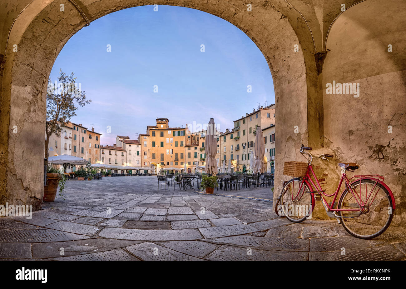 Lucca, Italie. Vue sur la Piazza dell'Anfiteatro Square à travers l'arche Banque D'Images