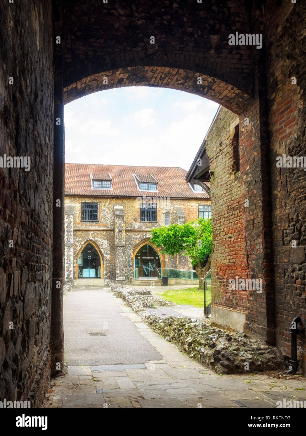 NORWICH, NORFOLK : vue à travers l'arche à la confrérie médiévale dans le centre de Norwich maintenant utilisé par Norwich University of the Arts Banque D'Images