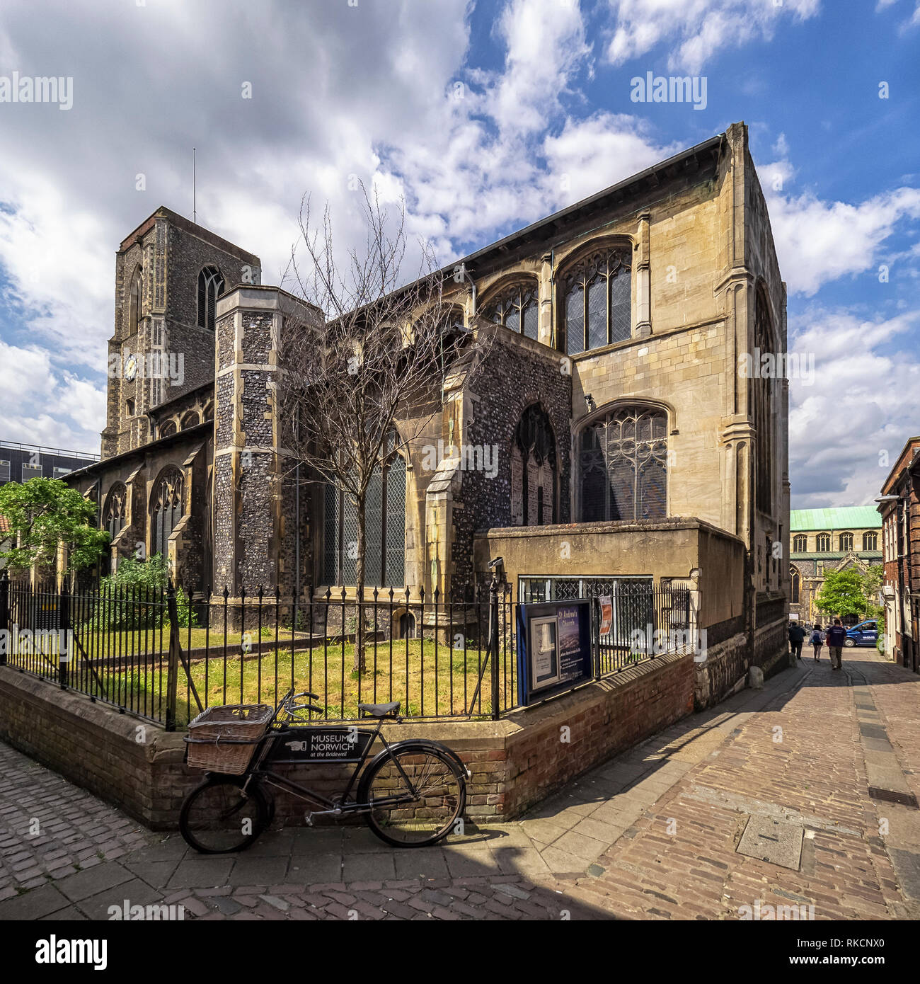 NORWICH, NORFOLK, Royaume-Uni - 13 JUIN 2018 : vue extérieure de l'église St Simon et St Jude - une église paroissiale de classe I classée redondante à Elm Hill Banque D'Images