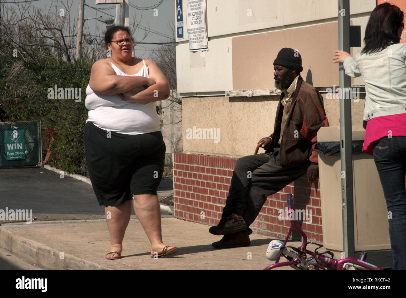 Les gens en face de magasin de quartier dans l'Est de Baltimore, MD Banque D'Images