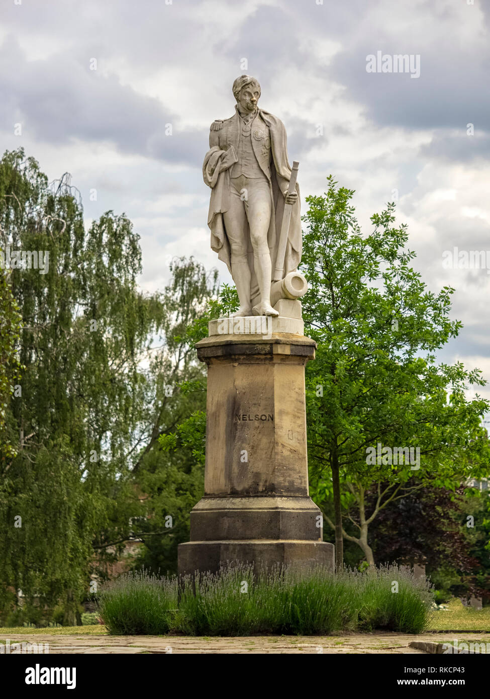 NORWICH, NORFOLK, Royaume-Uni - 13 JUIN 2018 : statue du Seigneur Nelson dans le domaine de la cathédrale Banque D'Images