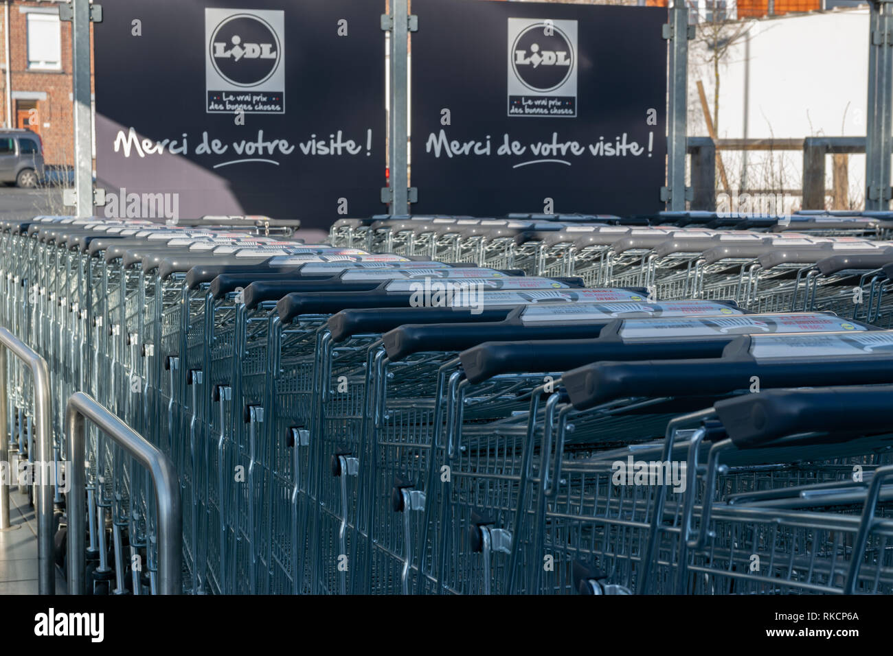 Wattrelos,FRANCE-Janvier 20,2019 : chariots de supermarché Lidl.Lidl Stiftung & Co. est une chaîne de supermarchés allemande remise globale. Banque D'Images