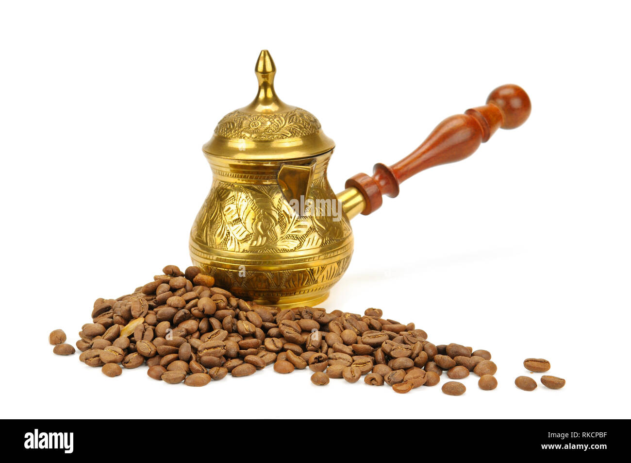 Cafetière et café en grains isolé sur fond blanc Banque D'Images