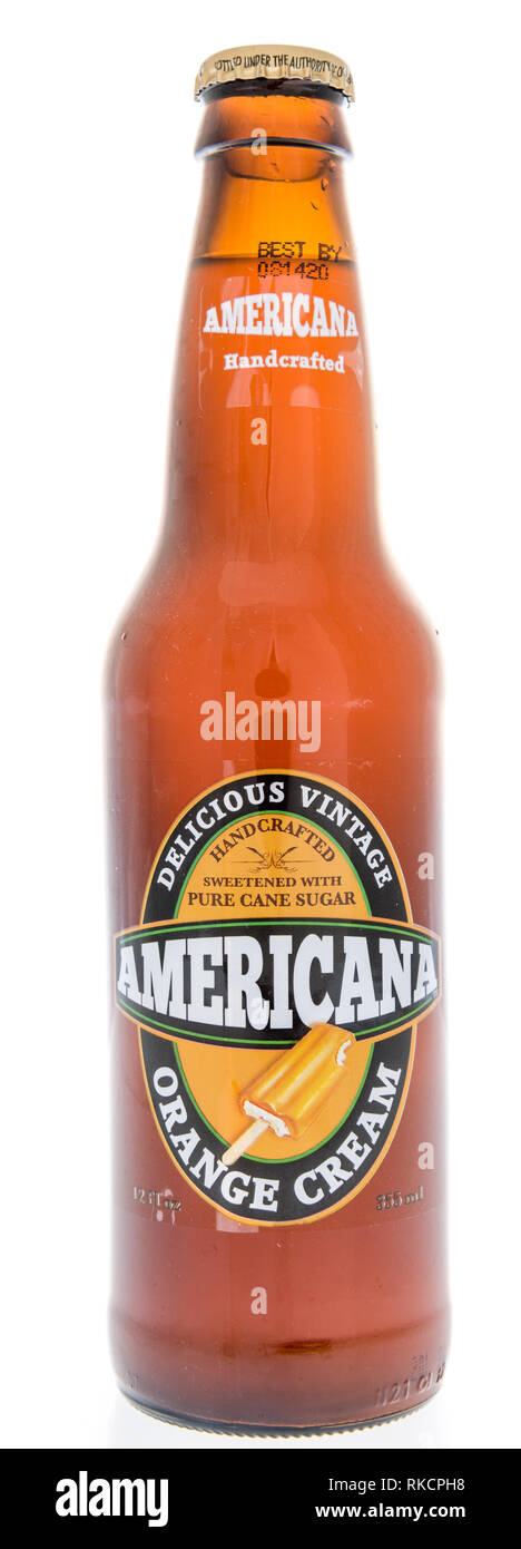 Winneconne, WI - 8 Février 2019 : une bouteille d'Americana la crème d'orange Boisson sur un fond isolé Banque D'Images