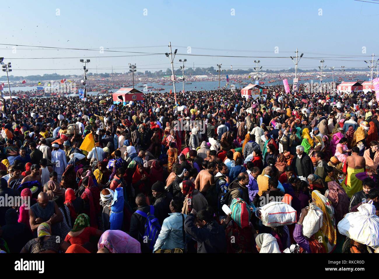 Allahabad, Inde. 10 fév, 2019. Holydip dévot se rassemblent pour prendre à l'occasion de Basant Panchami festival à Sangam Kumbh pendant ou Pitcher festival à Allahabad. Credit : Prabhat Kumar Verma/Pacific Press/Alamy Live News Banque D'Images