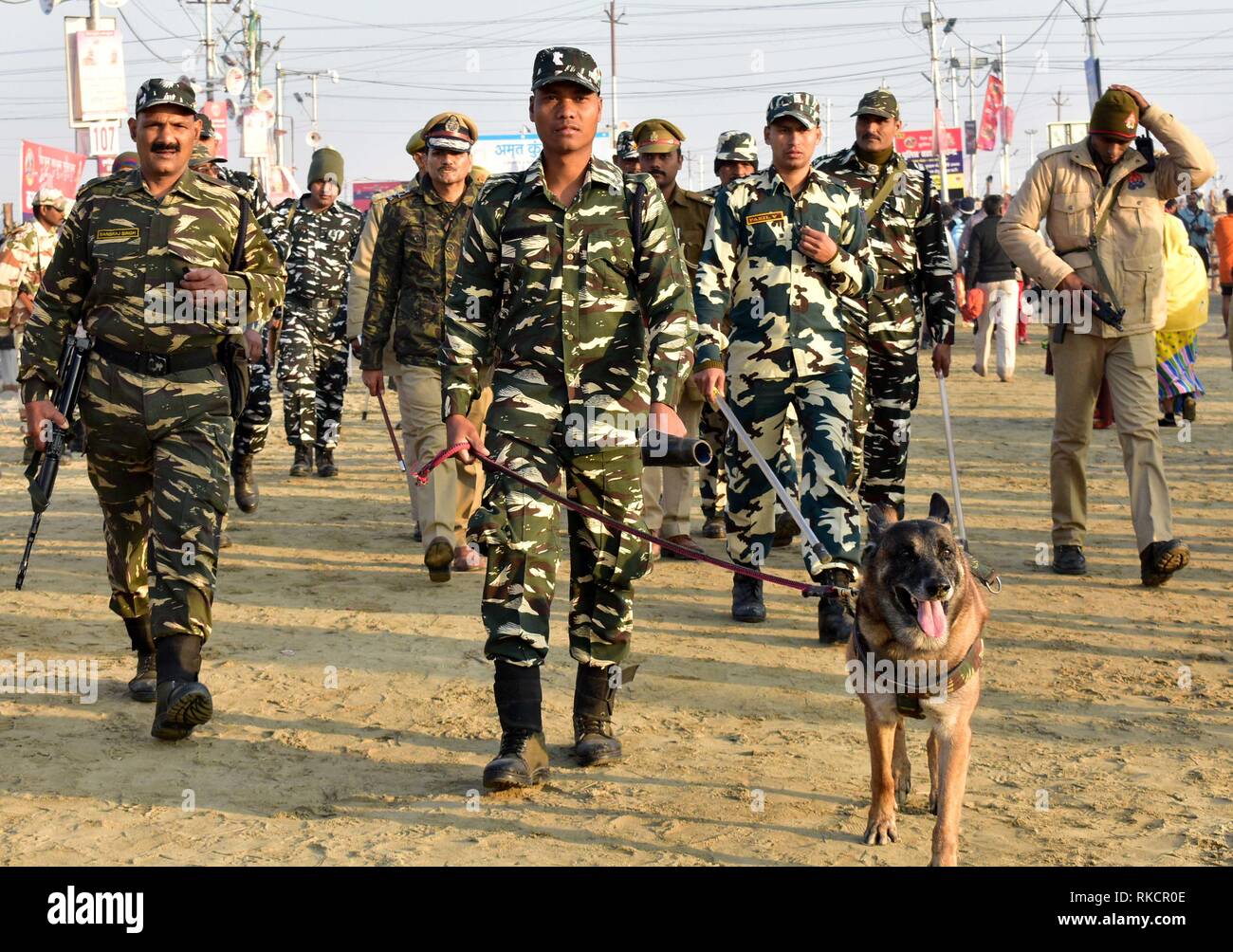 Allahabad, Inde. 10 fév, 2019. Les forces paramilitaires veiller à l'occasion de Basant Panchami festival à Sangam Kumbh pendant ou Pitcher festival à Allahabad. Credit : Prabhat Kumar Verma/Pacific Press/Alamy Live News Banque D'Images