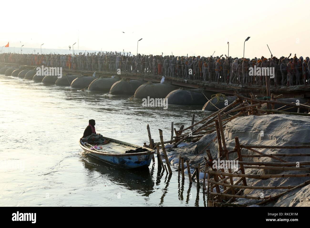 Allahabad, Inde. 10 fév, 2019. Holydip Sadhus arrivent pour prendre à l'occasion de Basant Panchami festival à Sangam Kumbh pendant ou Pitcher festival à Allahabad : Crédit Prabhat Kumar Verma/Pacific Press/Alamy Live News Banque D'Images
