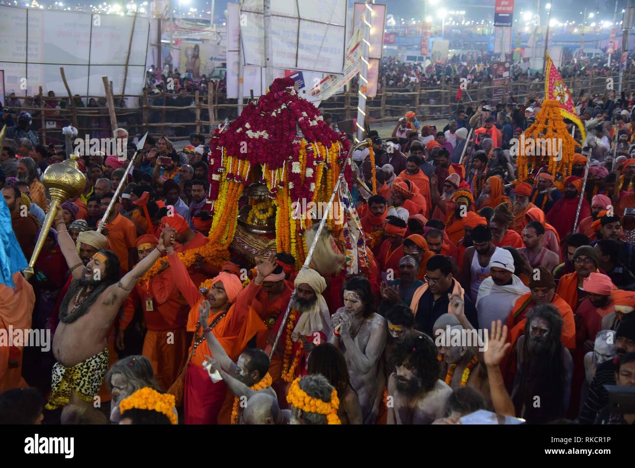 Allahabad, Inde. 10 fév, 2019. Holydip Sadhus arrivent pour prendre à l'occasion de Basant Panchami festival à Sangam Kumbh pendant ou Pitcher festival à Allahabad. Credit : Prabhat Kumar Verma/Pacific Press/Alamy Live News Banque D'Images