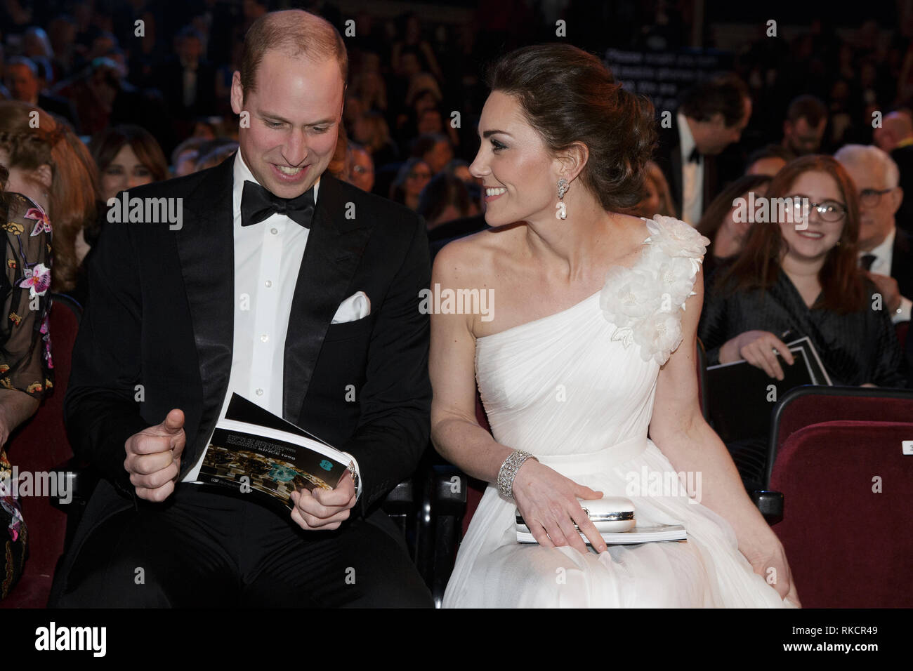 Le duc et la duchesse de Cambridge, assister à la British Academy Film Awards (BAFTA) au Royal Albert Hall, à Londres, pour rencontrer des représentants de la BAFTA et regarder la cérémonie avant le duc présentant la bourse. Banque D'Images