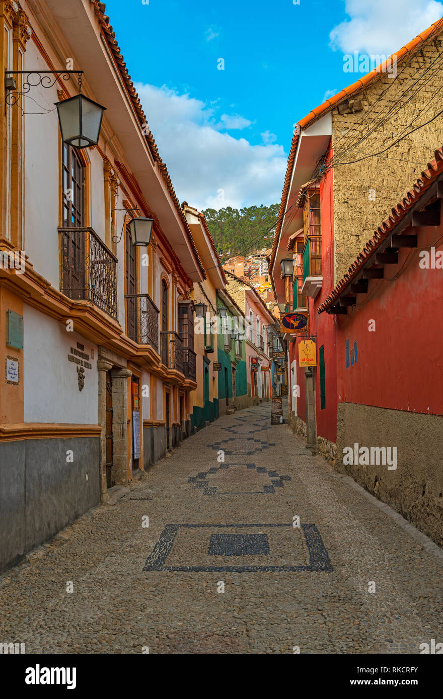 Photographie verticale de la belle rue Jaen avec son architecture coloniale espagnole colorée dans le centre historique de la ville de La Paz, Bolivie. Banque D'Images