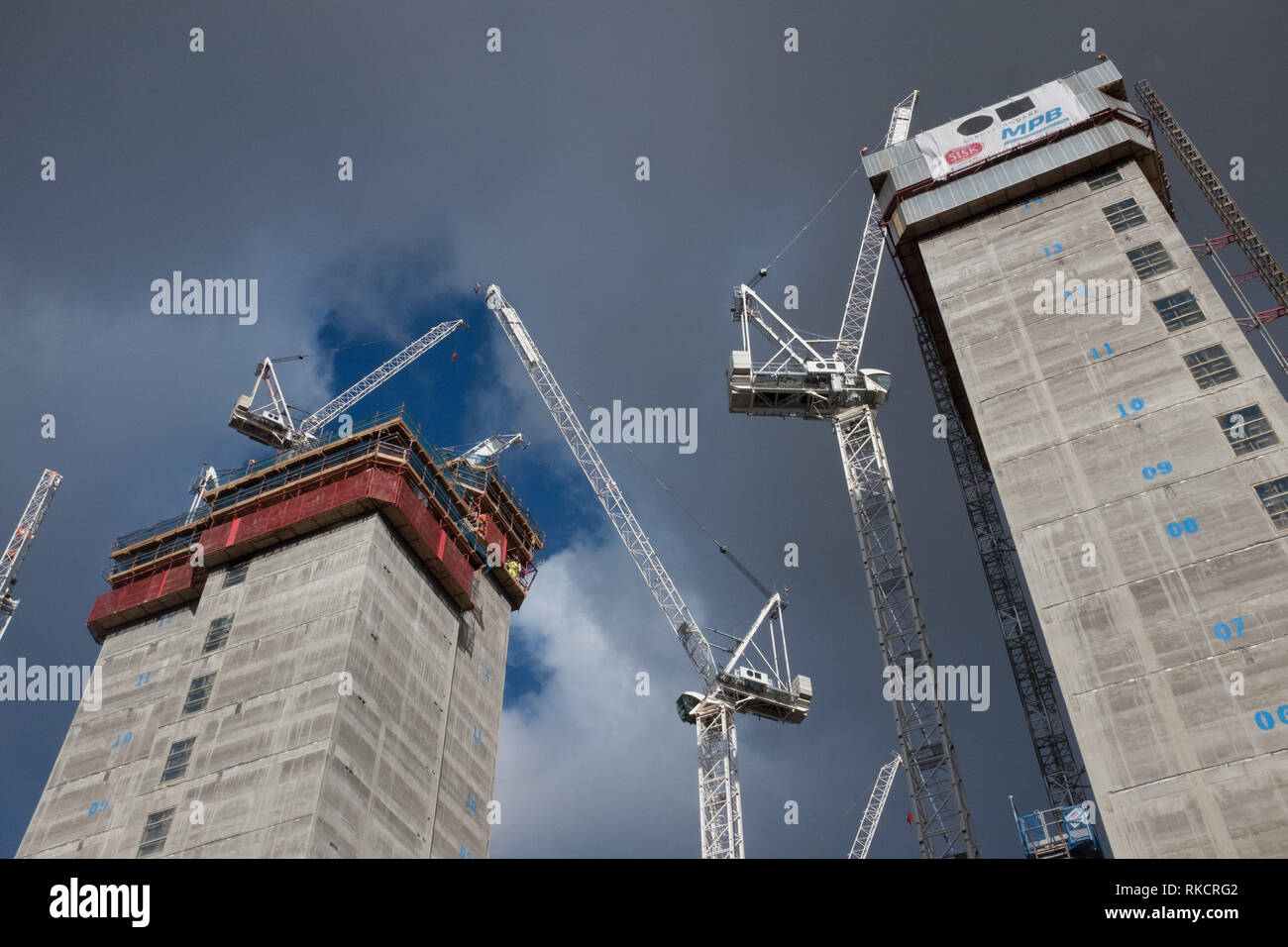 Les grues de construction au travail sur de nouveaux appartements sur Oxford Road Manchester Banque D'Images