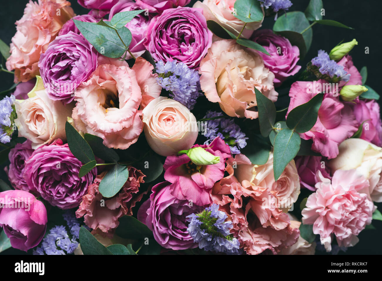 Belle Rose Et Violet De Pivoines Et Roses Bouquet A L Eucalyptus Vue Rapprochee Mariage Ou Anniversaire Bouquet De Fleurs Photo Stock Alamy Belle Rose Et Violet De Pivoines Et Roses Bouquet A L Eucalyptus Vue Rapprochee Mariage Ou Anniversaire Bouquet De Fleurs Photo Stock Alamy