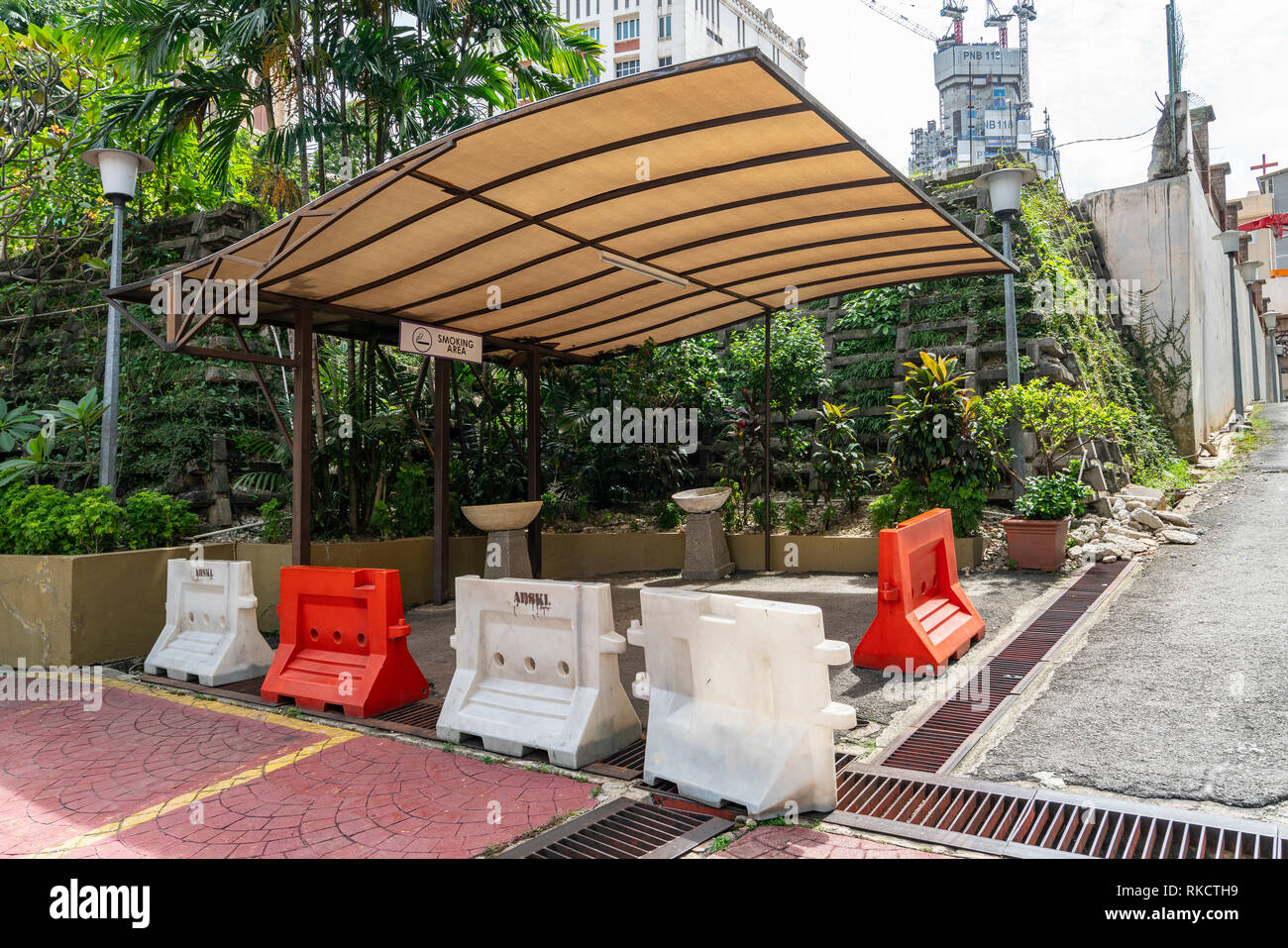 Kuala Lumpur, Malaisie. Janvier 2019. Une zone fumeurs dans la rue Banque D'Images