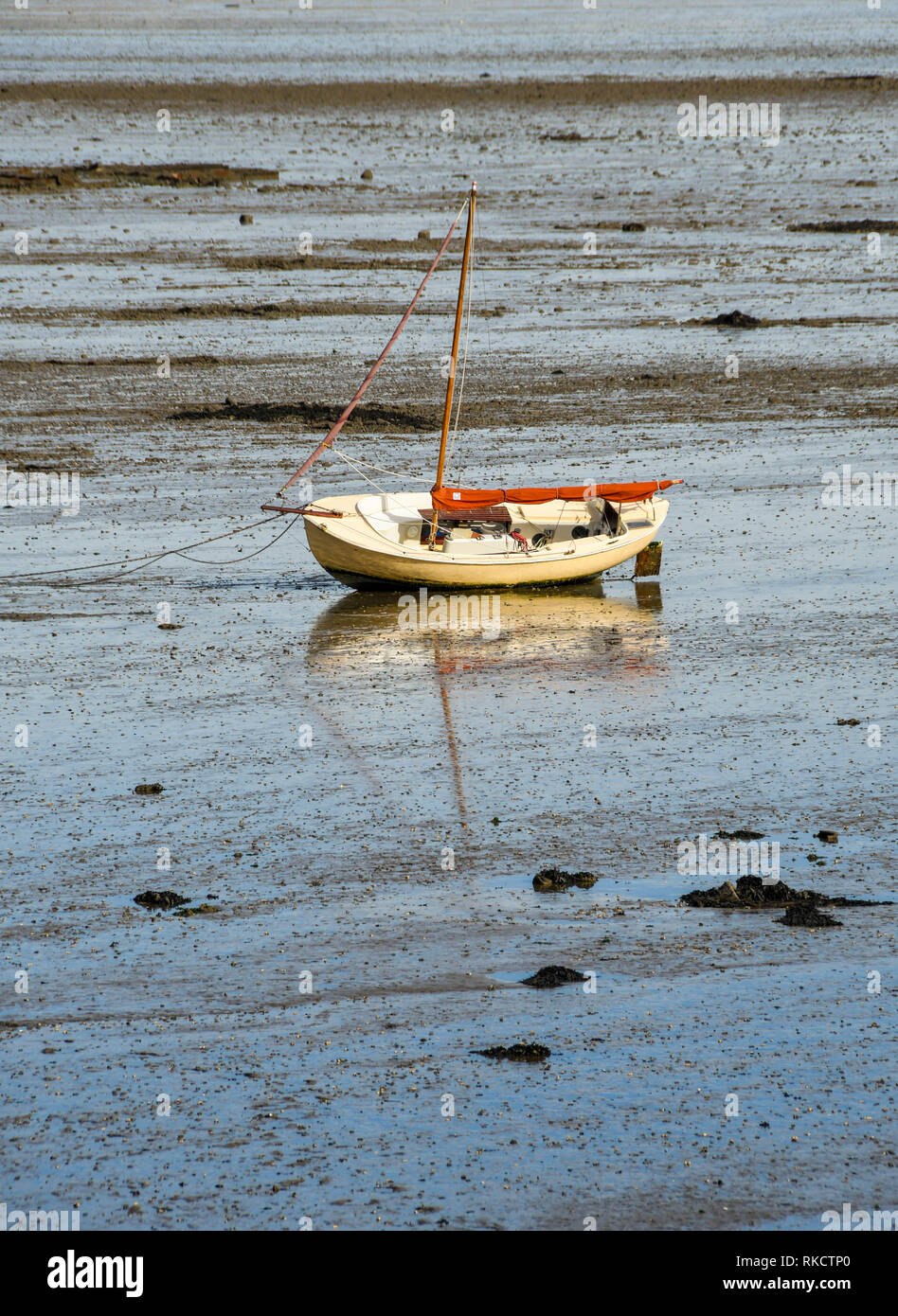 MUMBLES, PARIS, FRANCE - Octobre 2018 : Bateau à voile sur le sable à marée basse dans la Baie de Swansea Banque D'Images