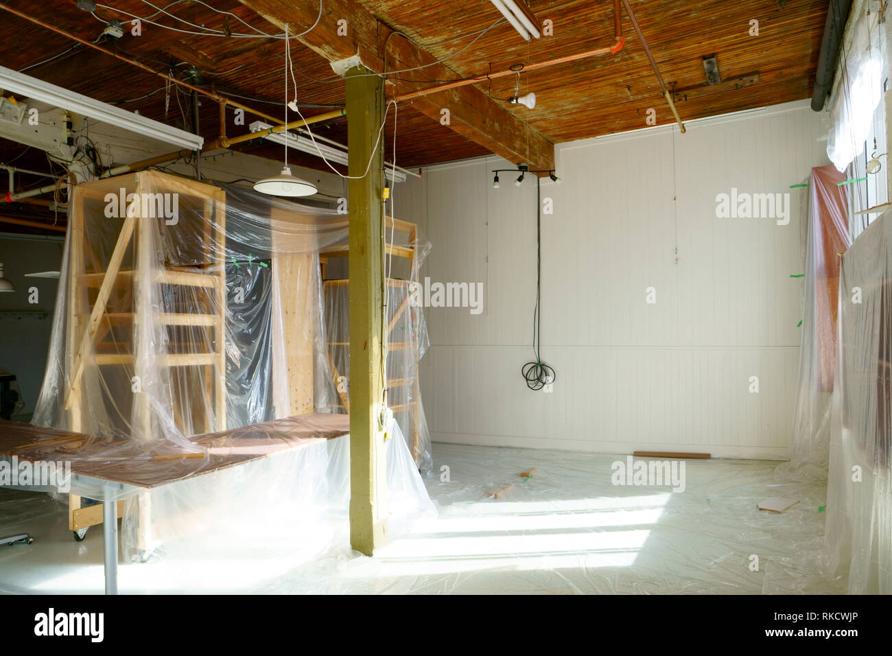 L'espace vide rempli de polyéthylène, seulement déplacer dans ou sortir ou prêt pour la rénovation. Banque D'Images