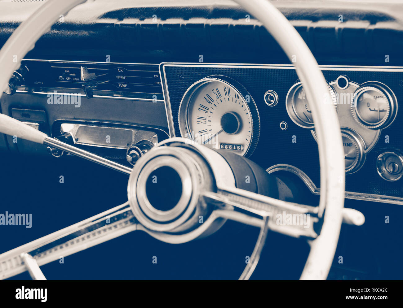 Vintage Car dashboard et volant Banque D'Images