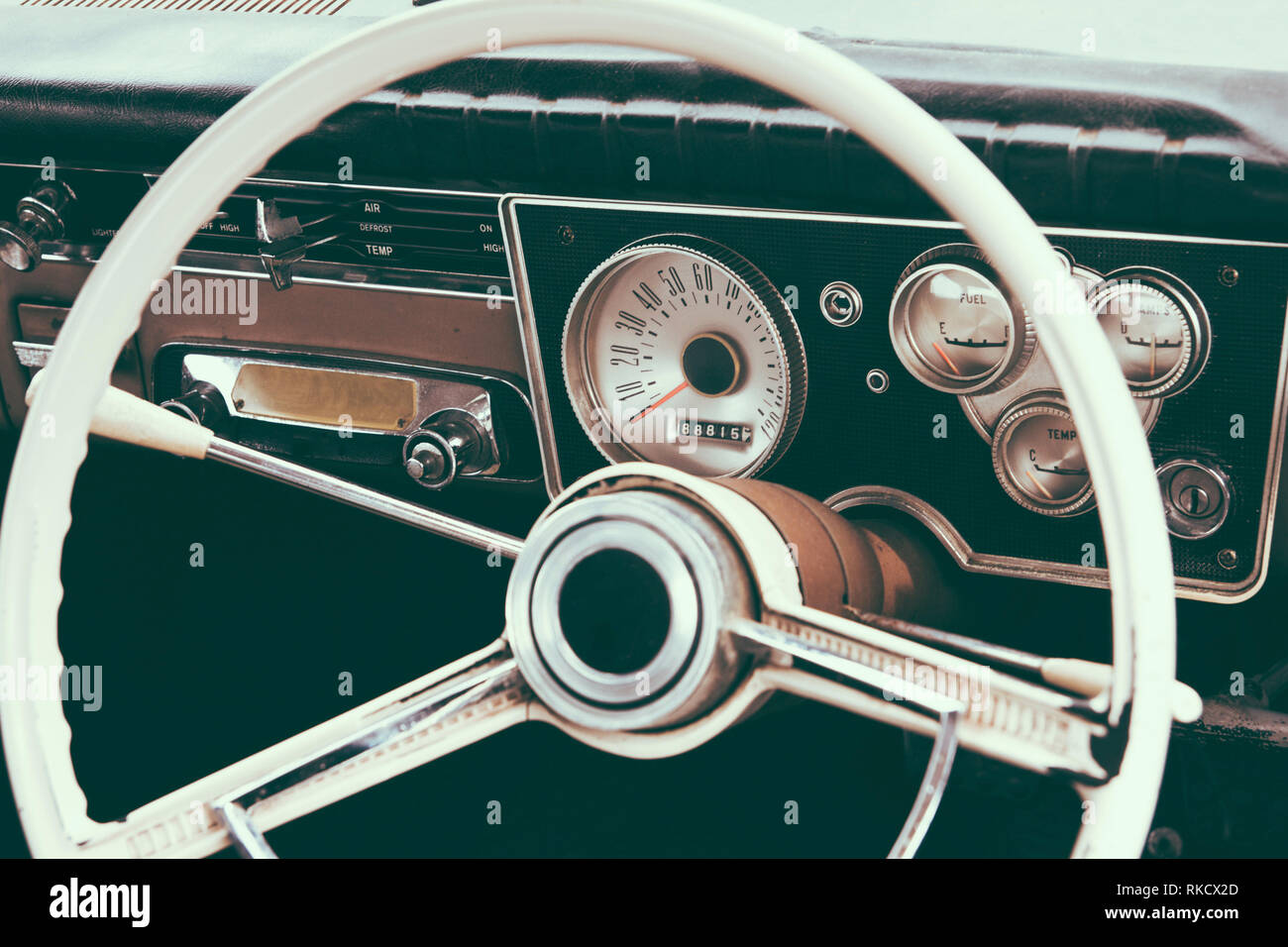 Vintage Car dashboard et volant Banque D'Images