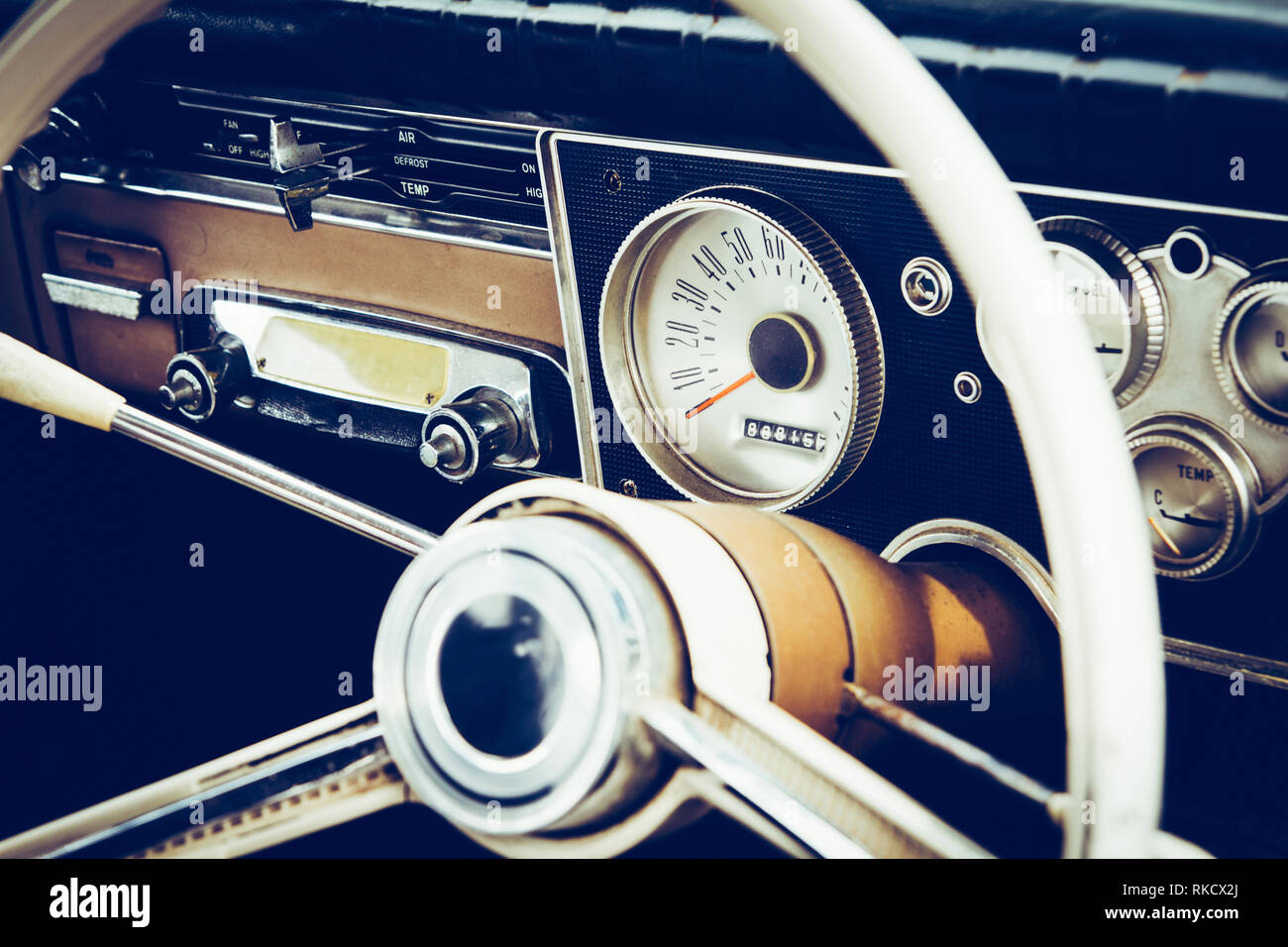 Vintage Car dashboard et volant Banque D'Images