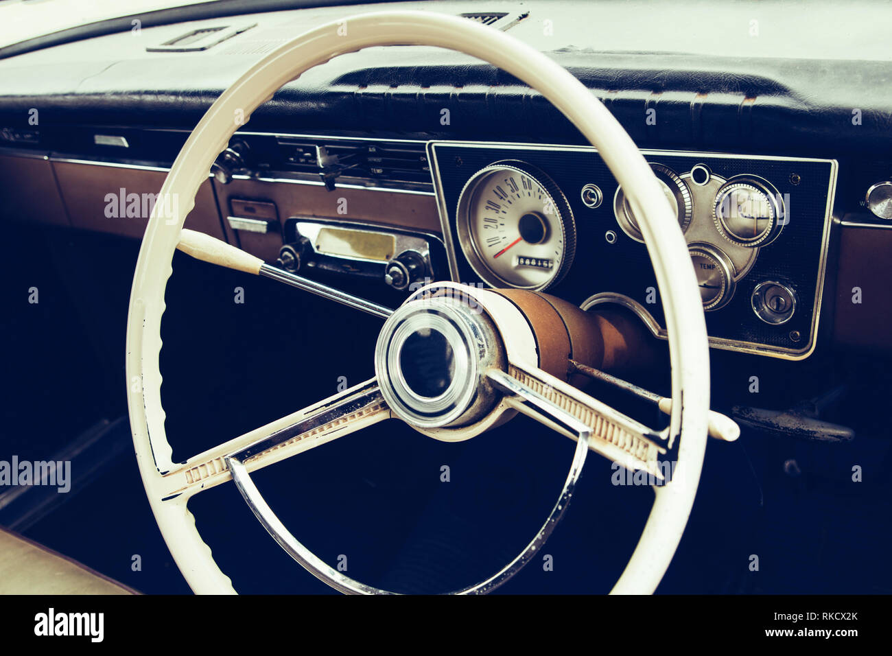 Vintage Car dashboard et volant Banque D'Images