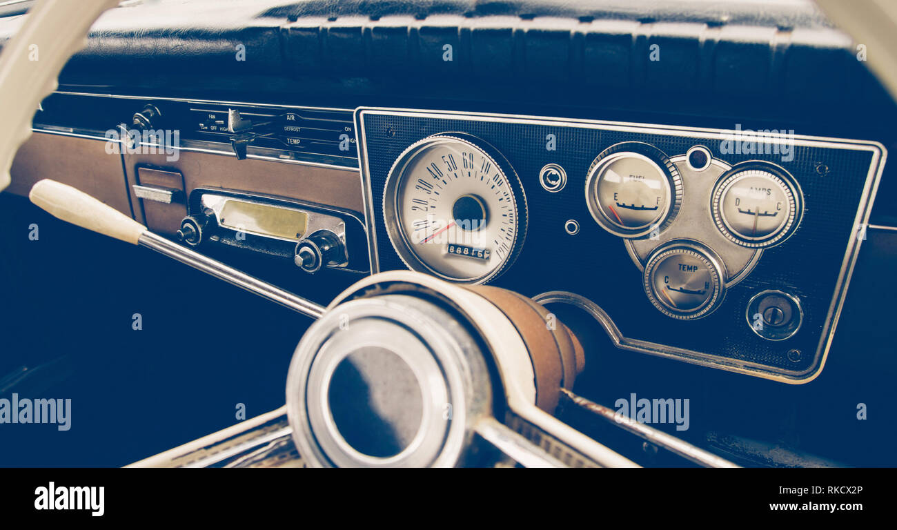 Vintage Car dashboard et volant Banque D'Images