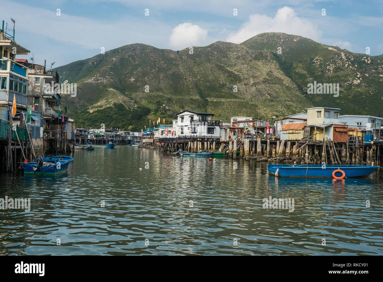 Tai O, Hong Kong, Chine- 10 juin 2014 : des maisons sur pilotis et les pêcheurs en bateaux à l'île de Lantau Banque D'Images