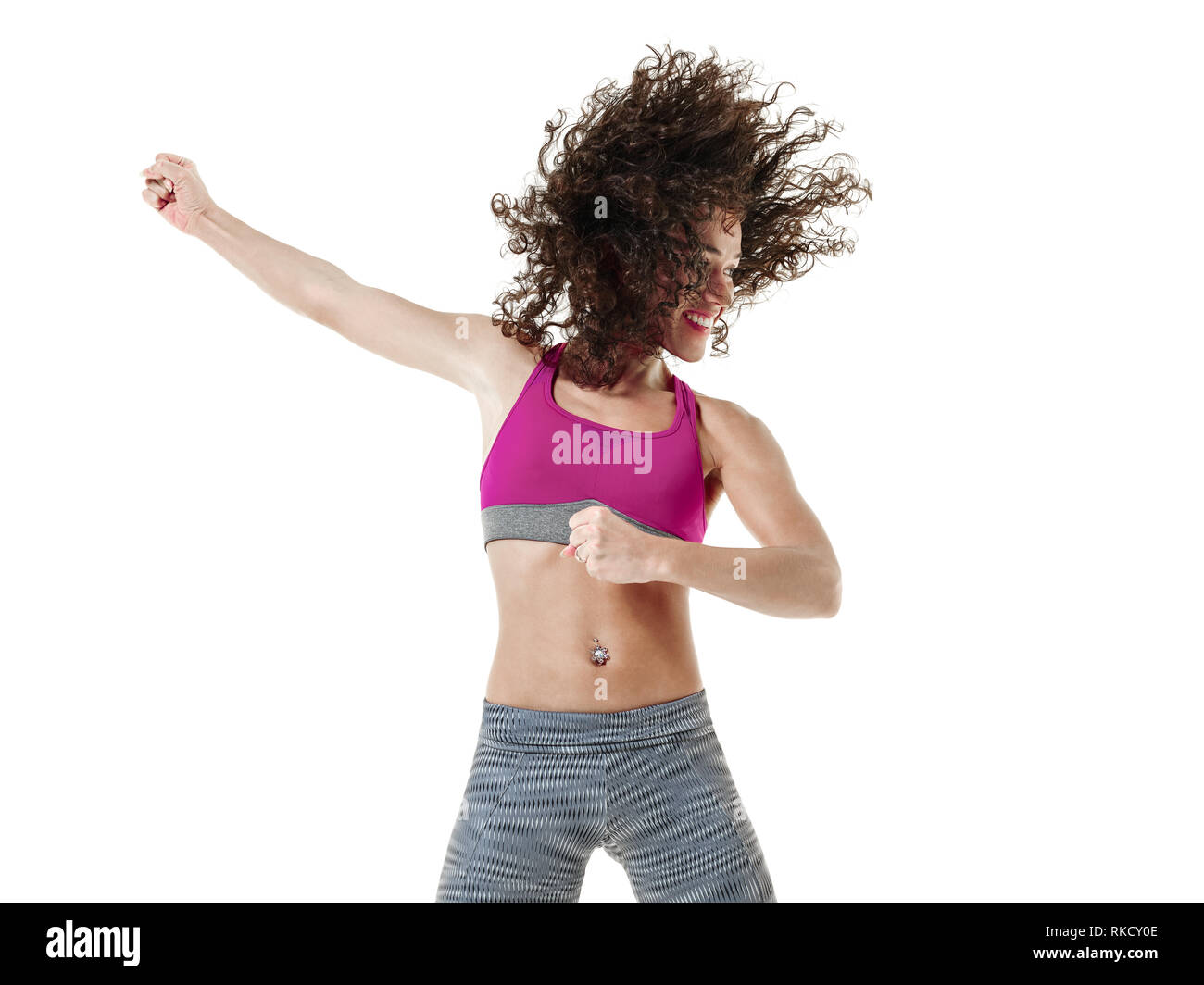 Un mixed race woman zumba fitness danse danseur exerce isolé sur fond blanc Banque D'Images