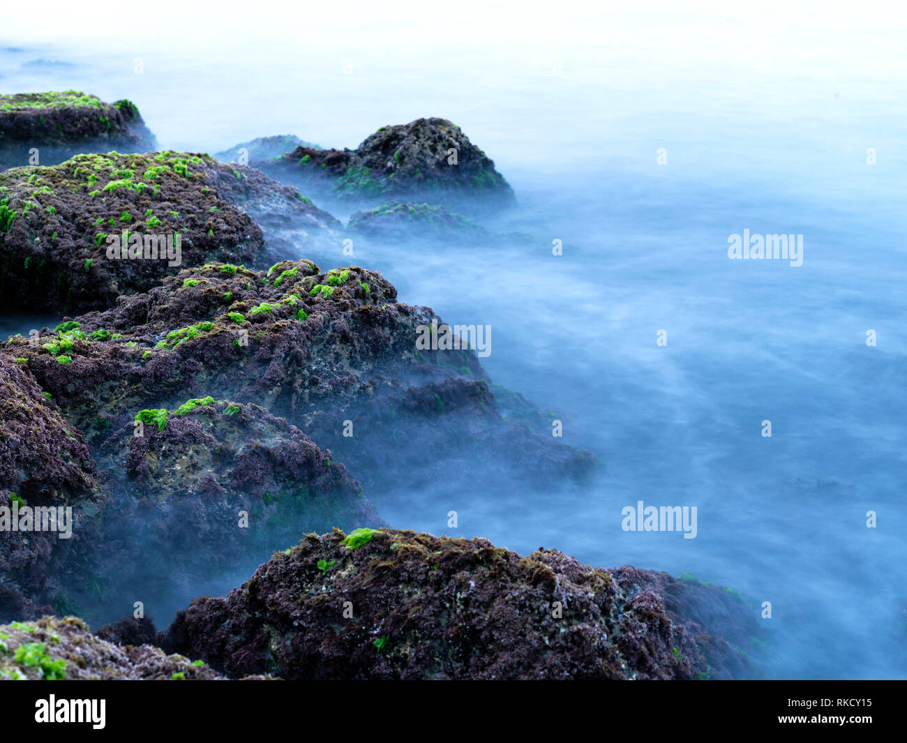 Rochers sur la mer avec une longue exposition Banque D'Images