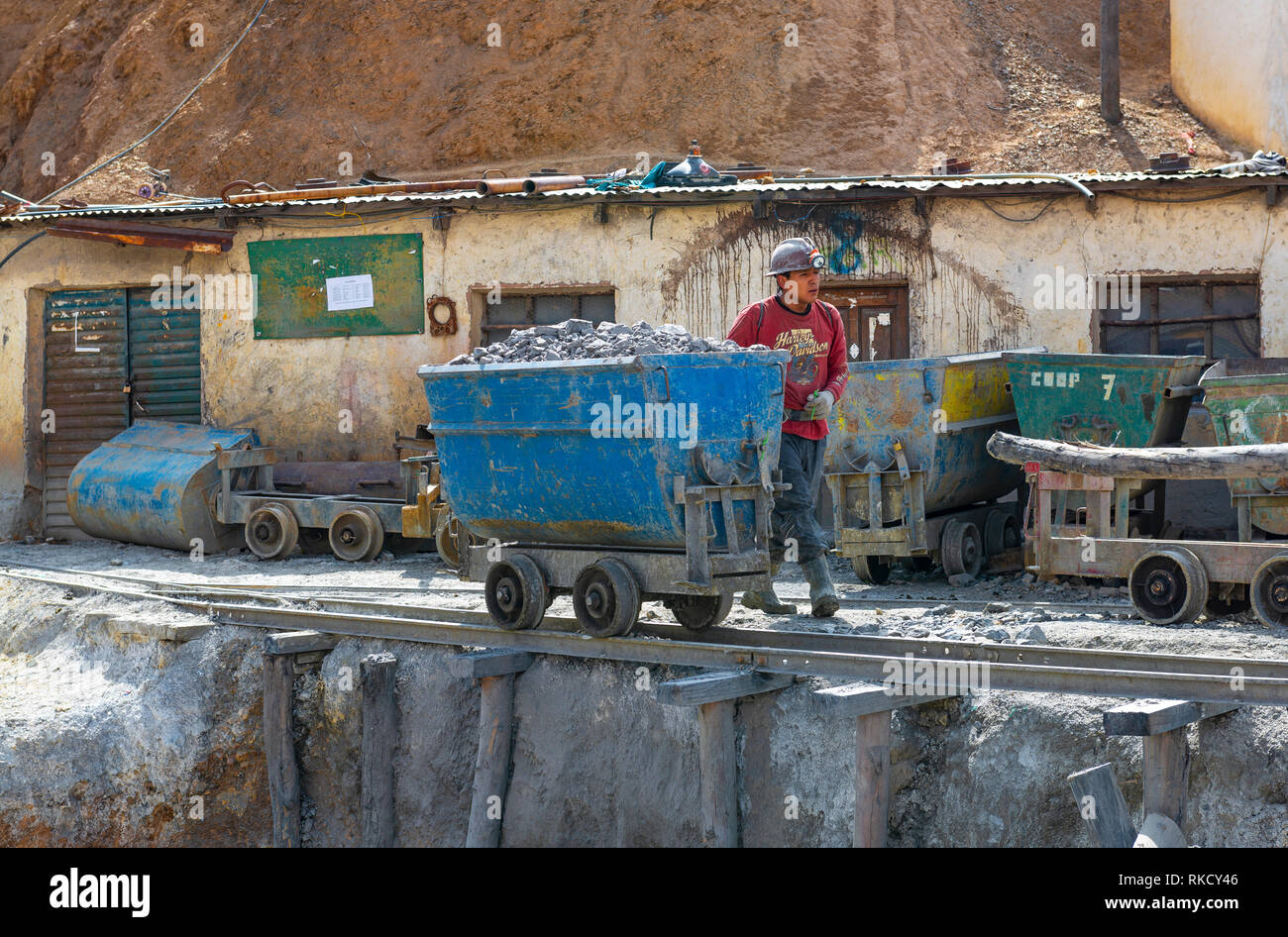 Un mineur bolivien avec un chariot remplis de roches contenant de l'argent par une mine du Cerro Rico dans la ville de Potosi, Bolivie. Banque D'Images