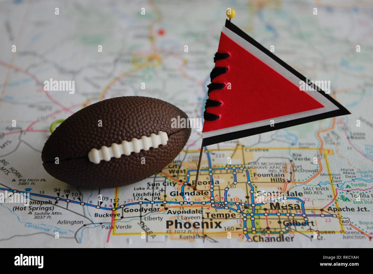 Plan Macro sur un drapeau et le football est inscrite à Glendale, Arizona en une carte. Banque D'Images