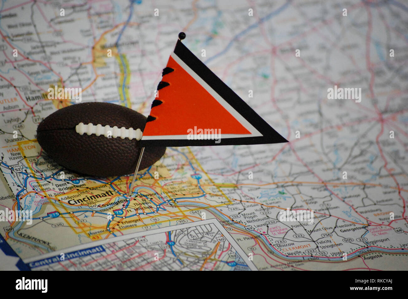 Plan Macro sur un drapeau et le football est inscrite à Cincinnatti (Ohio) dans une carte. Banque D'Images
