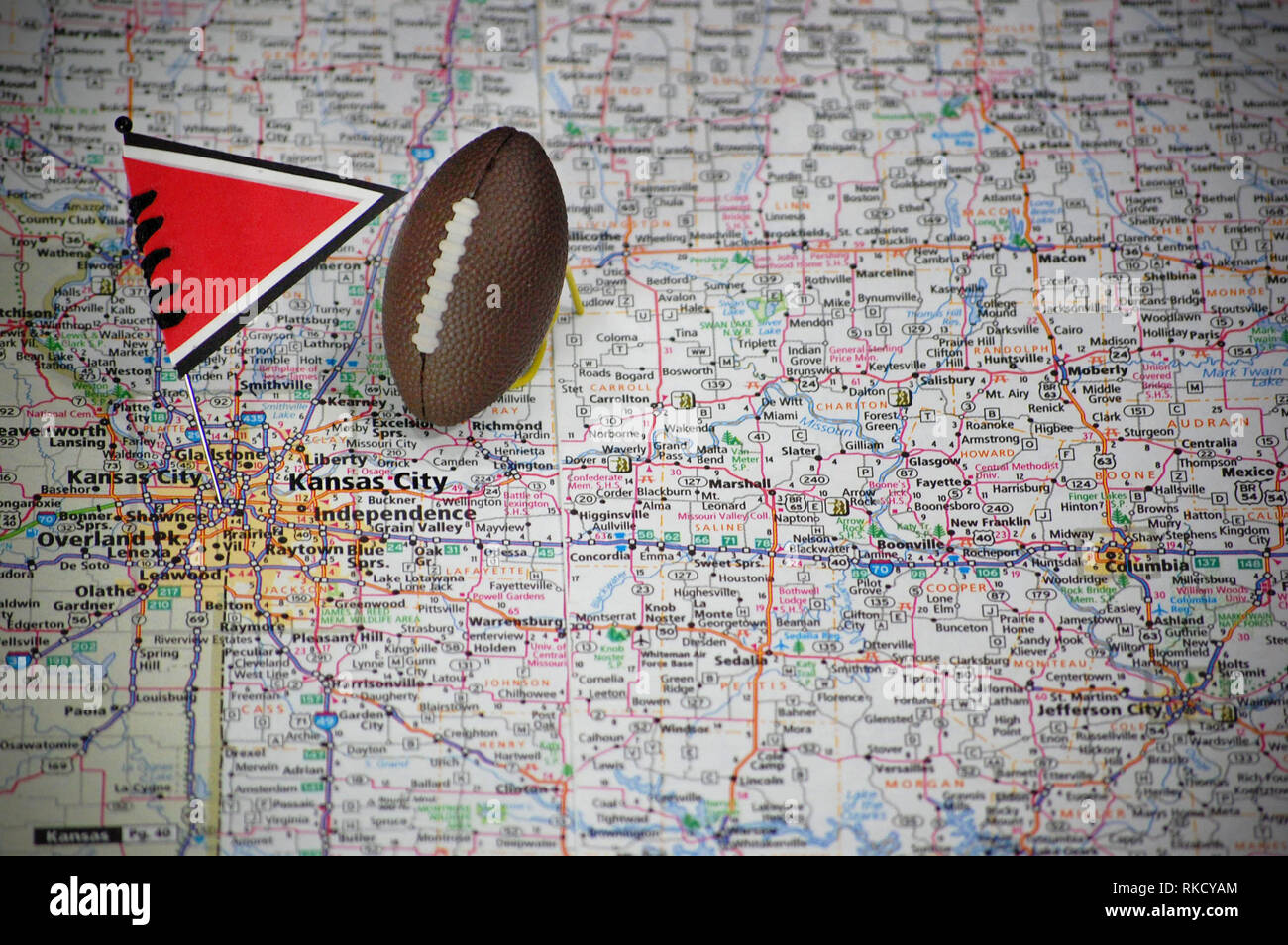 Plan Macro sur un drapeau et le football est inscrite à Kansas City, Missouri dans une carte. Banque D'Images