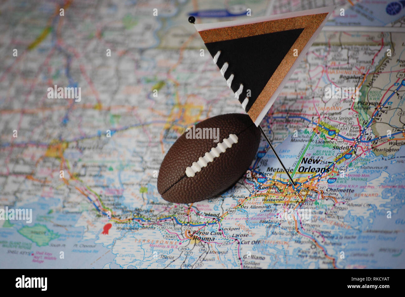 Plan Macro sur un drapeau et de football placé sur la Nouvelle Orléans, Louisiane dans une carte. Banque D'Images