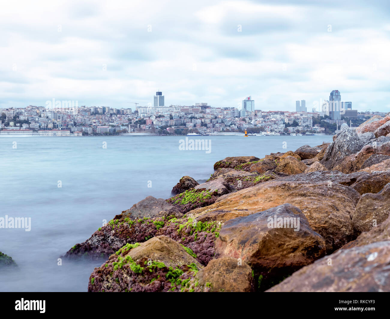 Tour de la jeune fille sur le Bosphore à Istanbul avec une longue exposition Banque D'Images