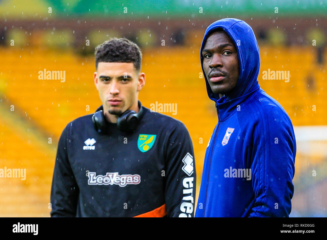 10 février 2019, Carrow Road, Norfolk, Angleterre ; Sky Bet Championship, Norwich City vs Ipswich Town ; Toto Nsiala (22) d'Ipswich avec Ben Godfrey (04) de l'avant-centre du match Crédit : Georgie Kerr/News Images images Ligue de football anglais sont soumis à licence DataCo Banque D'Images