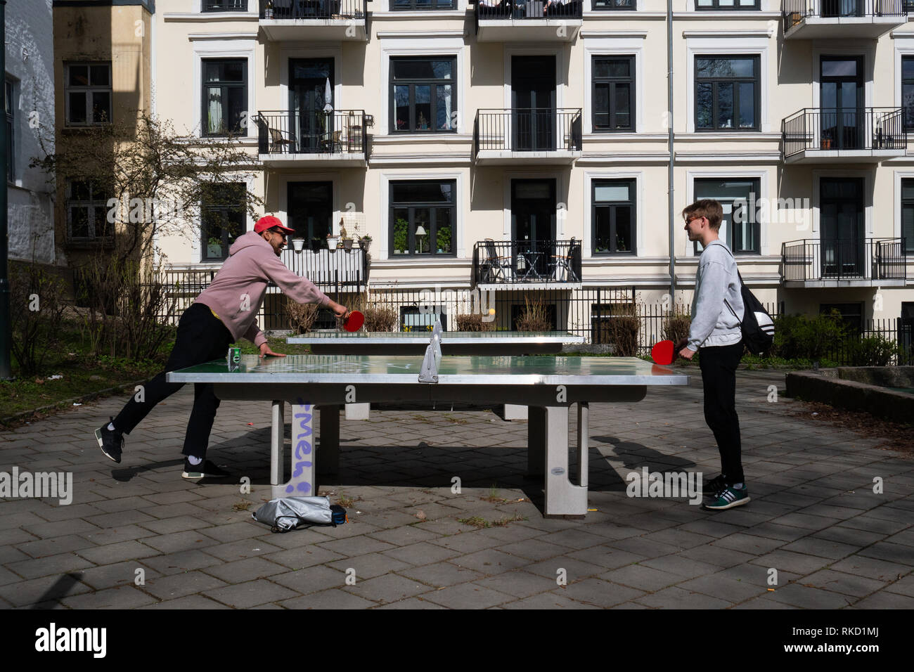 Deux amis qui jouent un match de ping-pong sur une table de ping-pong à l'extérieur dans un parc à Oslo, Norvège Banque D'Images