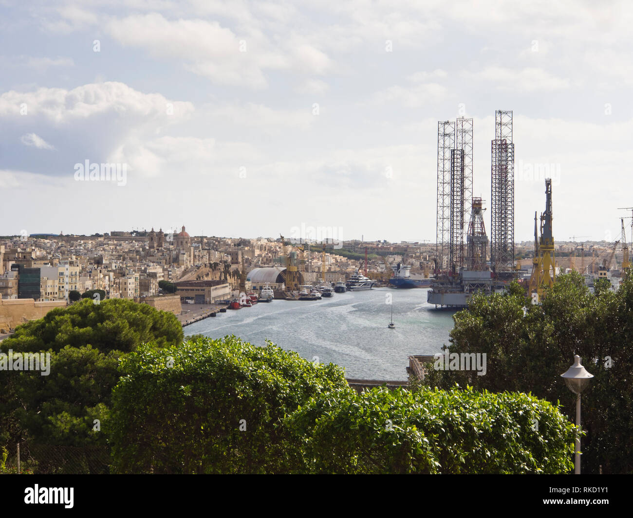 Vue de La Valette Malte de l'autre côté du Grand Port en direction de la zone densément construit des quartiers et des chantiers navals en Kordin et Senglea Banque D'Images